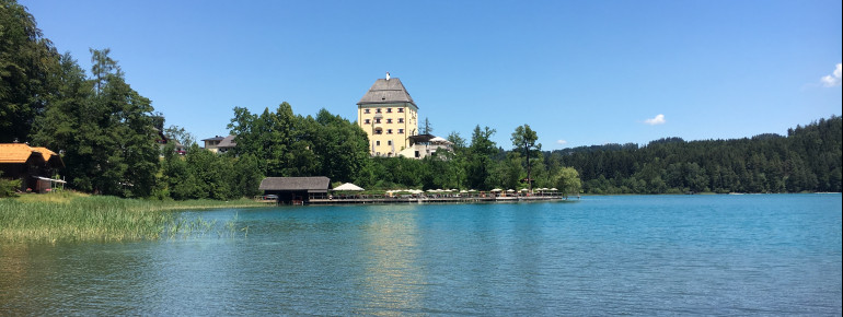 Am westlichen Ufer liegt das Schloss Fuschl und beherbergt heute ein Luxushotel.