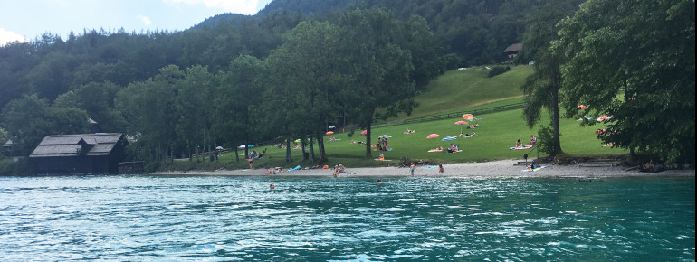 Eine große Liegewiese samt Naturbadestrand bietet der Badeplatz Stöllinger am Südufer des Fuschlsees.