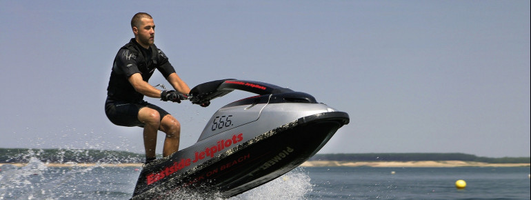 Du kannst auch mit dem Jetski über den Geierswalder See fahren.