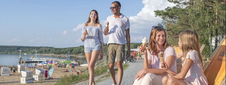 Eine Kugel Eis schmeckt bei herrlichem Wetter besonders gut.