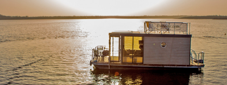Auf dem See können Hausboote gemietet werden.