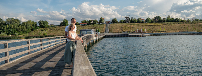 Von der Seebrücke in Braunsbedra hast du einen tollen Blick über den See und die Marina.