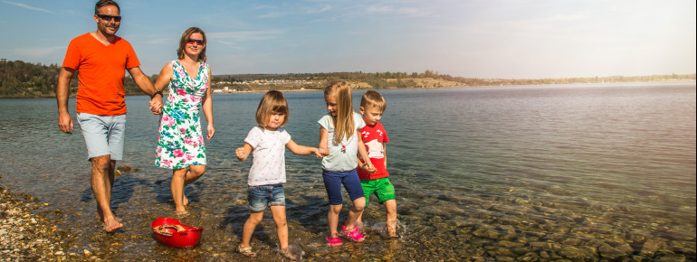 Der See ist ein beliebtes Ausflugsziel für Familien.