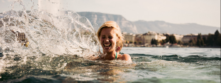 Rund um den See findest du zahlreiche Bademöglichkeiten.