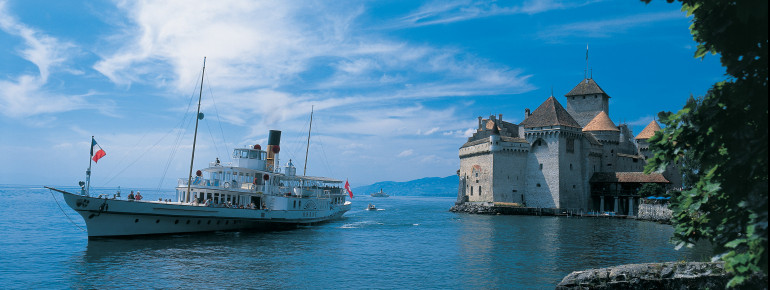 Das Dampfschiff Rhone fährt zum Château de Chillon.