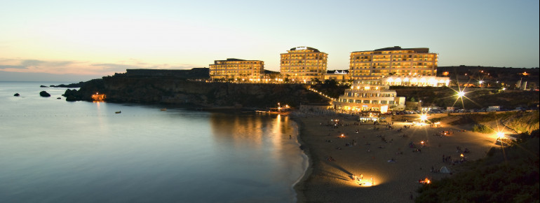 Dank ihrer schönen Sonnenungergänge ist die Bucht beliebter Ort für Grill- und Strandpartys.