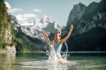 Glasklares Wasser mit Trinkwasserqualität und eine Bergkulisse aus Gosaukamm und Dachsteinmassiv machen den Gosausee zu einem der meistfotografierten Motive des Salzkammerguts.