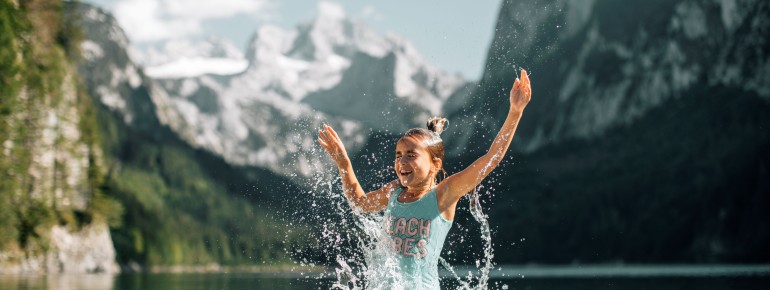 Glasklares Wasser mit Trinkwasserqualität und eine Bergkulisse aus Gosaukamm und Dachsteinmassiv machen den Gosausee zu einem der meistfotografierten Motive des Salzkammerguts.