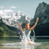 Glasklares Wasser mit Trinkwasserqualität und eine Bergkulisse aus Gosaukamm und Dachsteinmassiv machen den Gosausee zu einem der meistfotografierten Motive des Salzkammerguts.