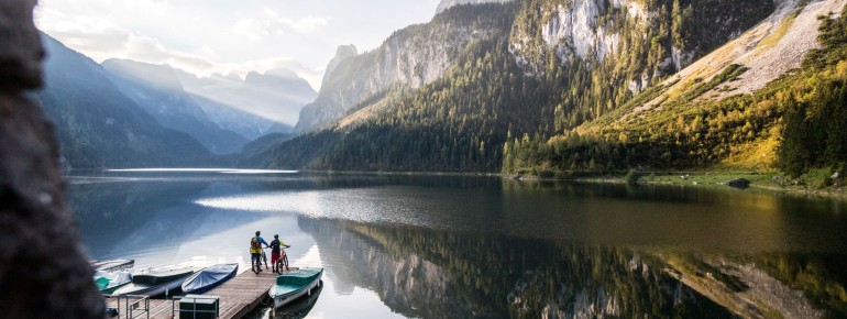 Der Vordere Gosausee im Salzkammergut mit dem mächtigen Dachstein und seinem Gletscher im Hintergrund – ein Anblick, den Alexander von Humboldt als „das Auge Gottes" bezeichnete.