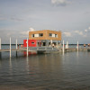 Am Laasower Ufer gibt es schwimmende Ferienhäuser.