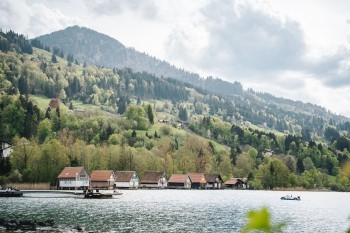 Am Alpsee gibt es zahlreiche Bootshäuser direkt am See.