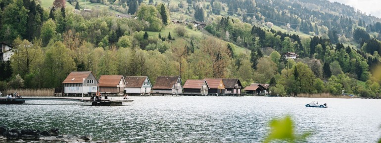 Am Alpsee gibt es zahlreiche Bootshäuser direkt am See.