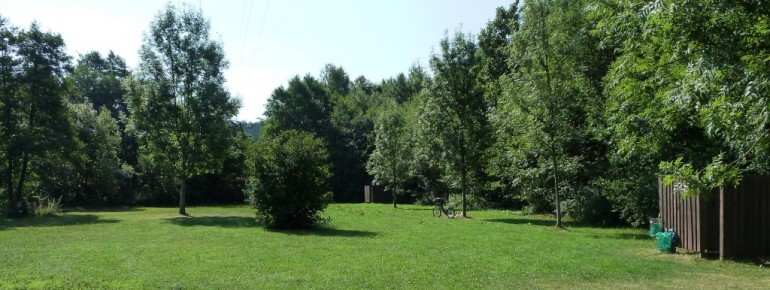 Liegewiese wie Einichtungen werden am Großen Kiesweiher Waizenreuth hervorragend gepflegt. Die gut eingewachsenen Bäume spenden im Hochsommer reichlich Schatten.