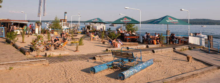 Am Strandbad Friedrichshagen kannst du an der Beachbar entspannen.