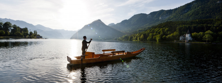 Mit der Plätte kannst du dich über den See fahren lassen.