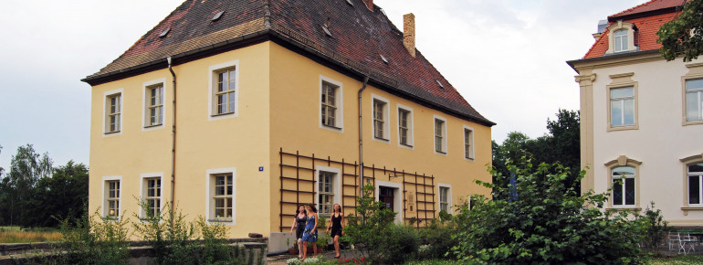 Direkt am See liegt auch das Schillerhaus in Kahnsdorf.