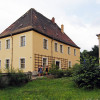 Direkt am See liegt auch das Schillerhaus in Kahnsdorf.