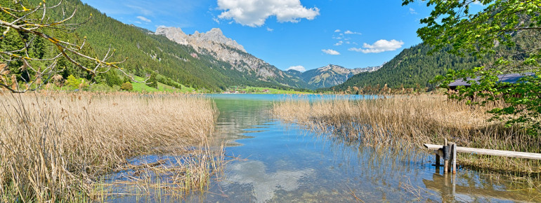 Der Haldensee liegt idyllisch im Tannheimer Tal.