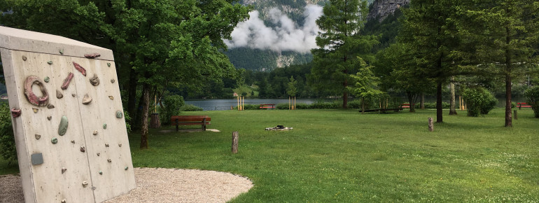 Am Strandbad in Obertraun gibt es unter anderem eine Kletterwand und Grillflächen.
