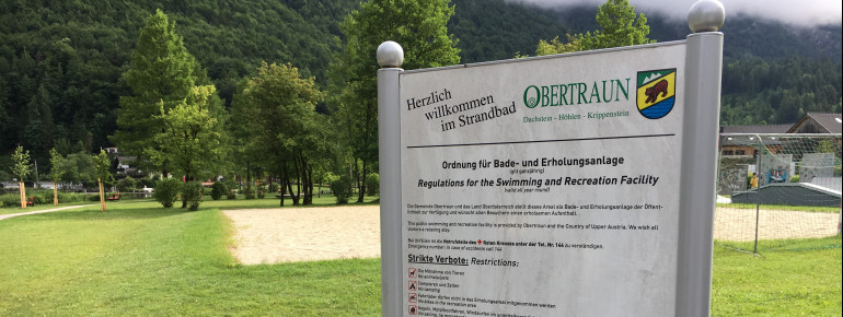 Beliebte Liegefläche am Hallstätter See: das Strandbad in Obertraun.