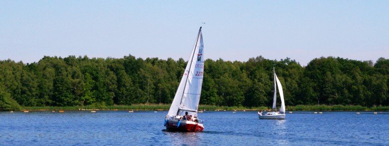 Falls du dein eigenes Segelboot mitbringst, musst du das zuerst im Bürgerbüro anmelden. Um eine Überfüllung zu vermeiden ist die Anzahl der Boote auf dem See begrenzt.