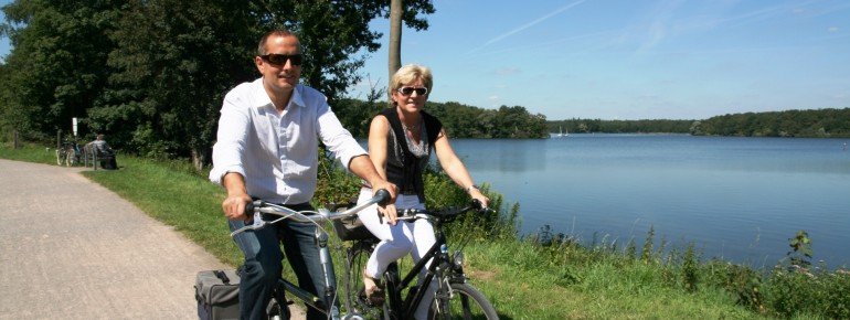 Der Rundweg um den See oder auch die angrenzenden Waldgebiete lassen sich super mit dem Rad entdecken.