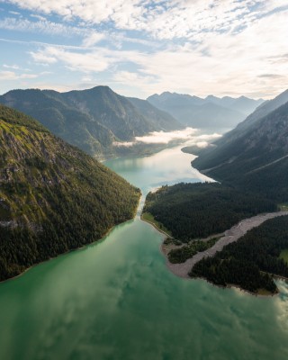 Über einen Kanal ist der Heiterwanger See mit dem Plansee in der Ferienregion Reutte verbunden.
