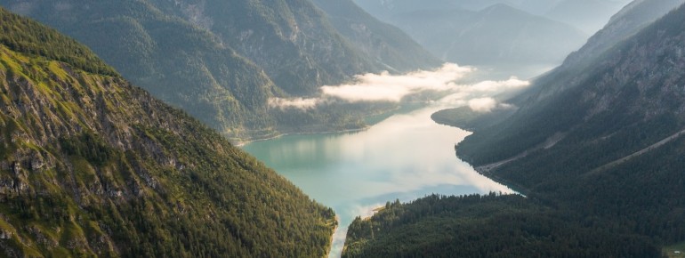 Über einen Kanal ist der Heiterwanger See mit dem Plansee in der Ferienregion Reutte verbunden.