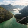 Über einen Kanal ist der Heiterwanger See mit dem Plansee in der Ferienregion Reutte verbunden.
