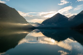 Der Hieterwanger See wird von Bergen umrahmt.