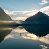 Der Hieterwanger See wird von Bergen umrahmt.