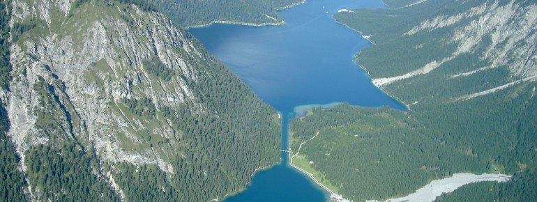 Über einen Kanal ist der Heiterwanger See mit dem Plansee in der Ferienregion Reutte verbunden.