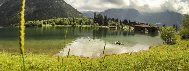 Idyllisch gelegen: Rund um den See sind Autos verboten.