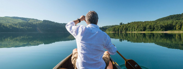 Auch mit dem Ruderboot kannst du den Hennesee erkunden.