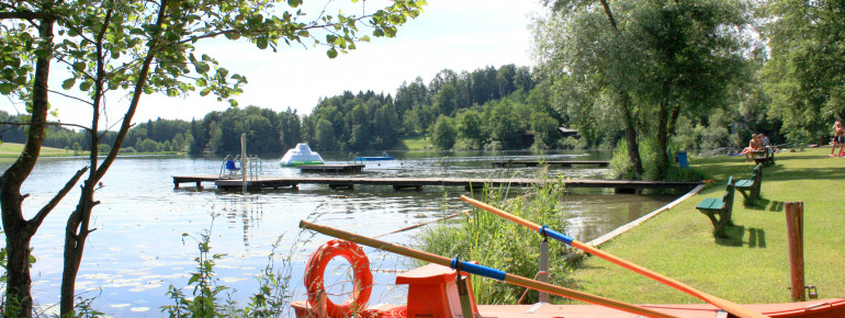 Das Strandbad Ibm befindet sich am Nordufer des Heratinger Sees.