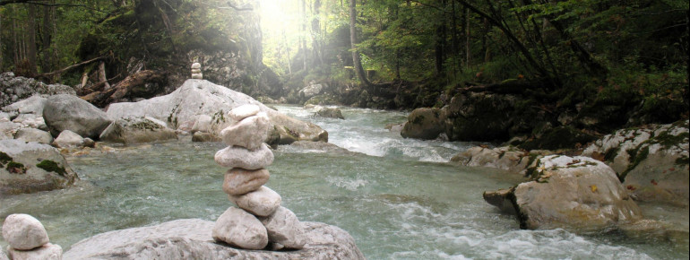Der Hintersee ist eingebettet in den sagenhaften Zauberwald im bayerischen Ramsau.