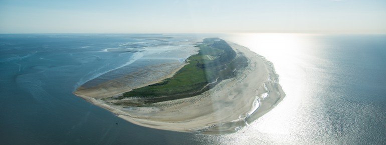 Mit einer Länge von 17 Kilometern und einer Breite von 500 Metern hat die Insel Juist eine sehr interessante Form