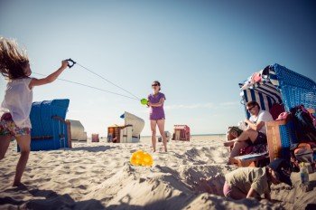 Von Beachvolleyball bis zu Sandburgen - langweilig wird es am Juister Strand nicht
