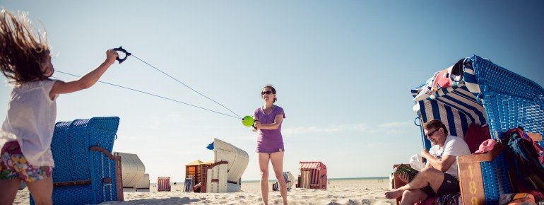 Von Beachvolleyball bis zu Sandburgen - langweilig wird es am Juister Strand nicht