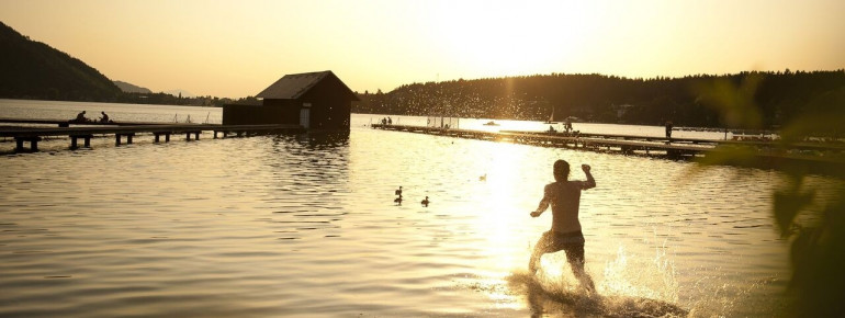 Das warme Wasser ermöglicht Badevergnügen bei Sonnenuntergang