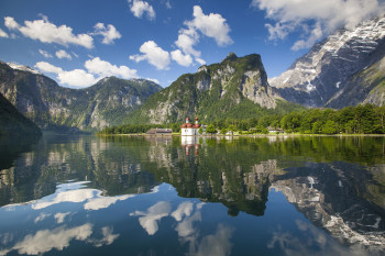 Die Wallfahrtskirche St. Bartholomä ist das Wahrzeichen des Königssees. Sie ist nur mit dem Schiff erreichbar.