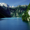 Wie ein Fjord liegt der Königssee zwischen den steilen Felsen der Berchtesgadener Alpen.