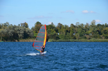 Auch Windsurfen kann man am Kulkwitzer See.