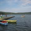 Am Laacher See kannst du dir auch ein Boot mieten und auf dem Wasser herumschippern.