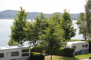 Der Campingplatz befindet sich direkt am Laacher See. Dort ist auch die einzige ausgewiesene Badefläche mit Liegewiese.