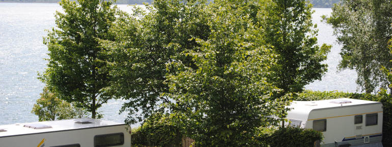 Der Campingplatz befindet sich direkt am Laacher See. Dort ist auch die einzige ausgewiesene Badefläche mit Liegewiese.