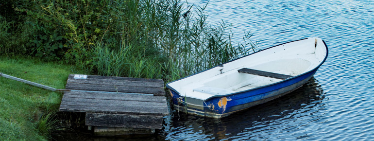 Du kannst den Laaxersee auch mit dem Boot erkunden.