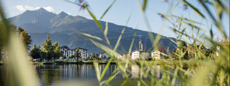 Auf über 1000 Meter Seehöhe verspricht der Laaxersee im Sommer ein kühles Bad.