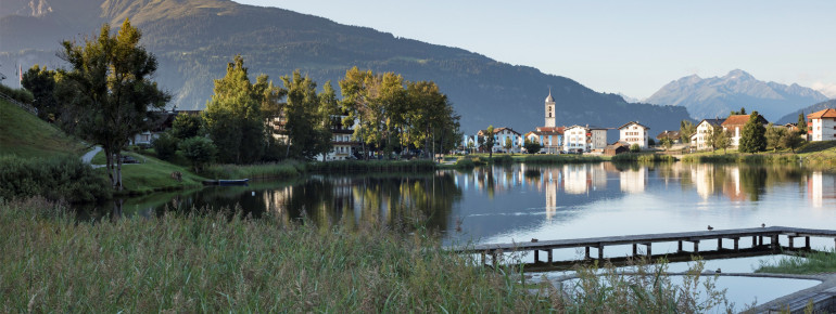 Bei einem gemütlichen Spaziergang um den Laaxersee kannst du das herrliche Panorama genießen.